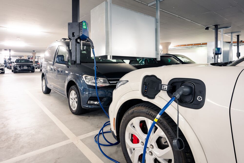 Bidirektionale Ladestationen in einer Wohnsiedlung in Zürich: Die Batterien von Elektrofahrzeugen könnten künftig wertvolle Regelenergie zur Verfügung stellen. (Foto: ewz / Livio Federspiel)